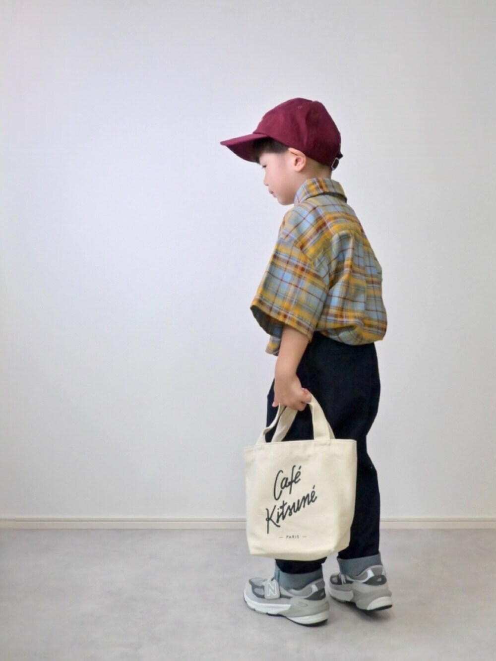 ブルー系のシャツ/ブラウス、ホワイト系のトートバッグ、グレー系のスニーカーを着用したキッズの夏コーディネートの2枚目の写真