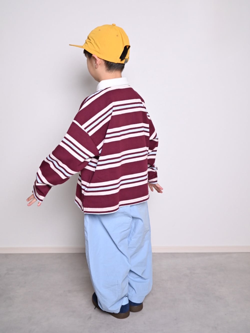 レッド系のTシャツ/カットソー、ブルー系のその他パンツ、ブルー系のスニーカーを着用したキッズの春コーディネートの3枚目の写真