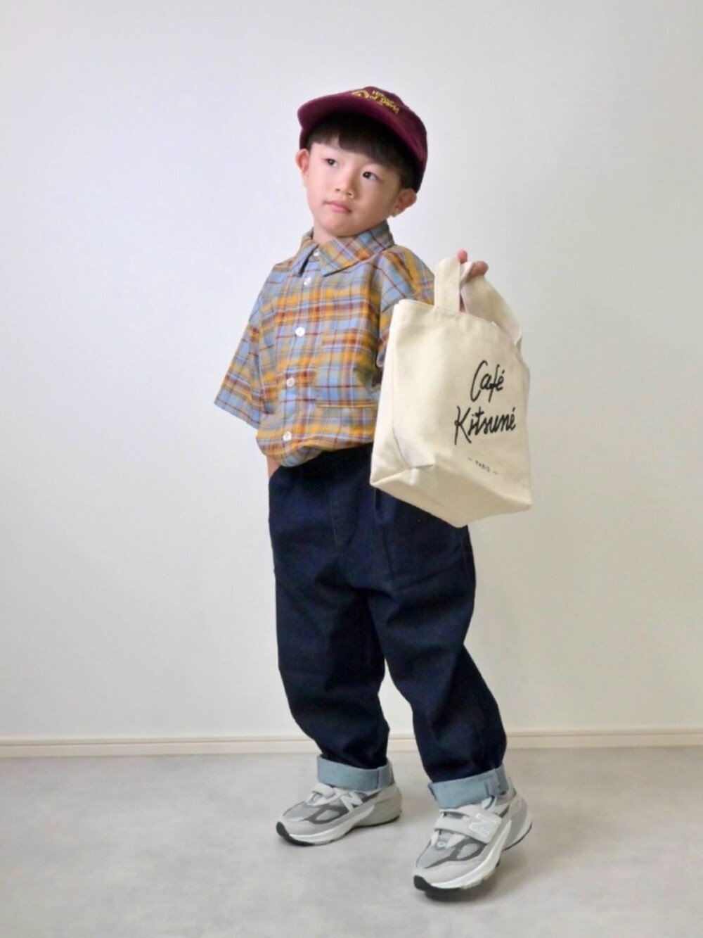 ブルー系のシャツ/ブラウス、ホワイト系のトートバッグ、グレー系のスニーカーを着用したキッズの夏コーディネートの3枚目の写真