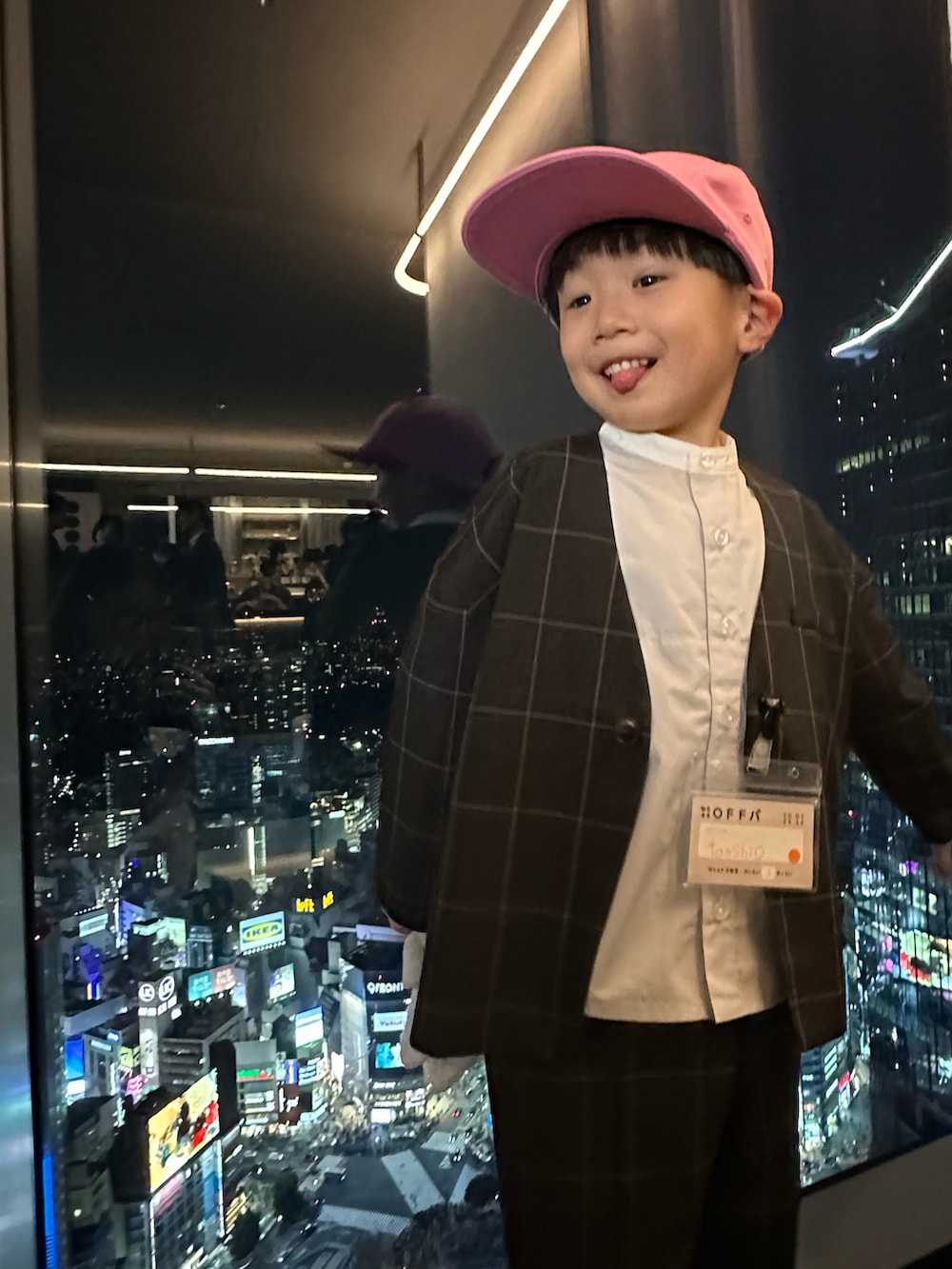 グレー系のスーツセット、グレー系のシャツ/ブラウス、ブラック系のスニーカーを着用したキッズの春コーディネートの4枚目の写真