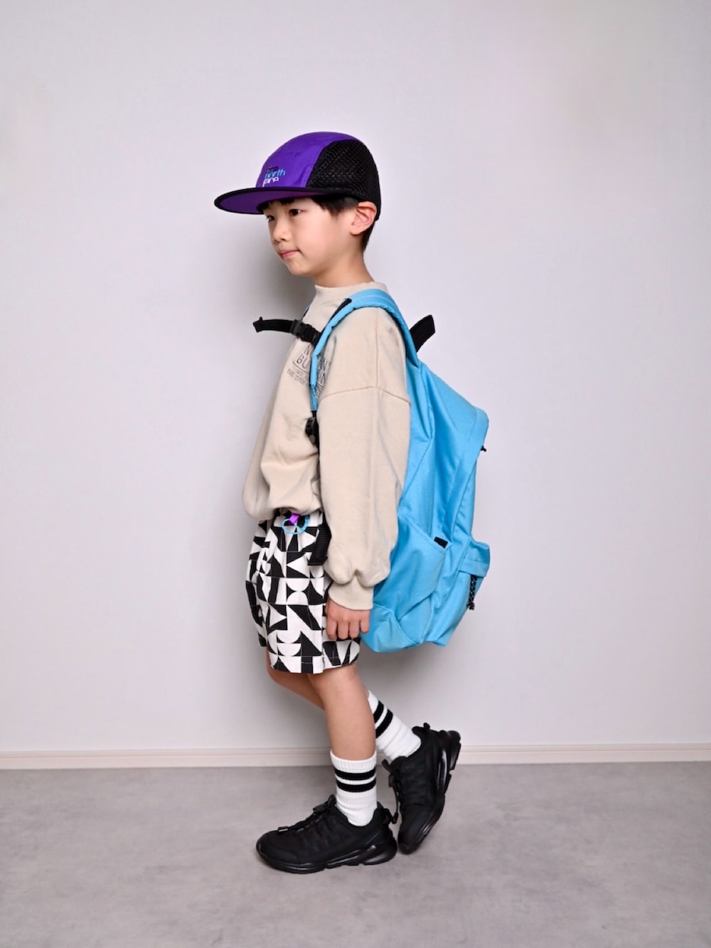 ブラック系のスニーカー、ベージュ系のスウェット、ブラック系のその他パンツを着用したキッズの春コーディネートの5枚目の写真