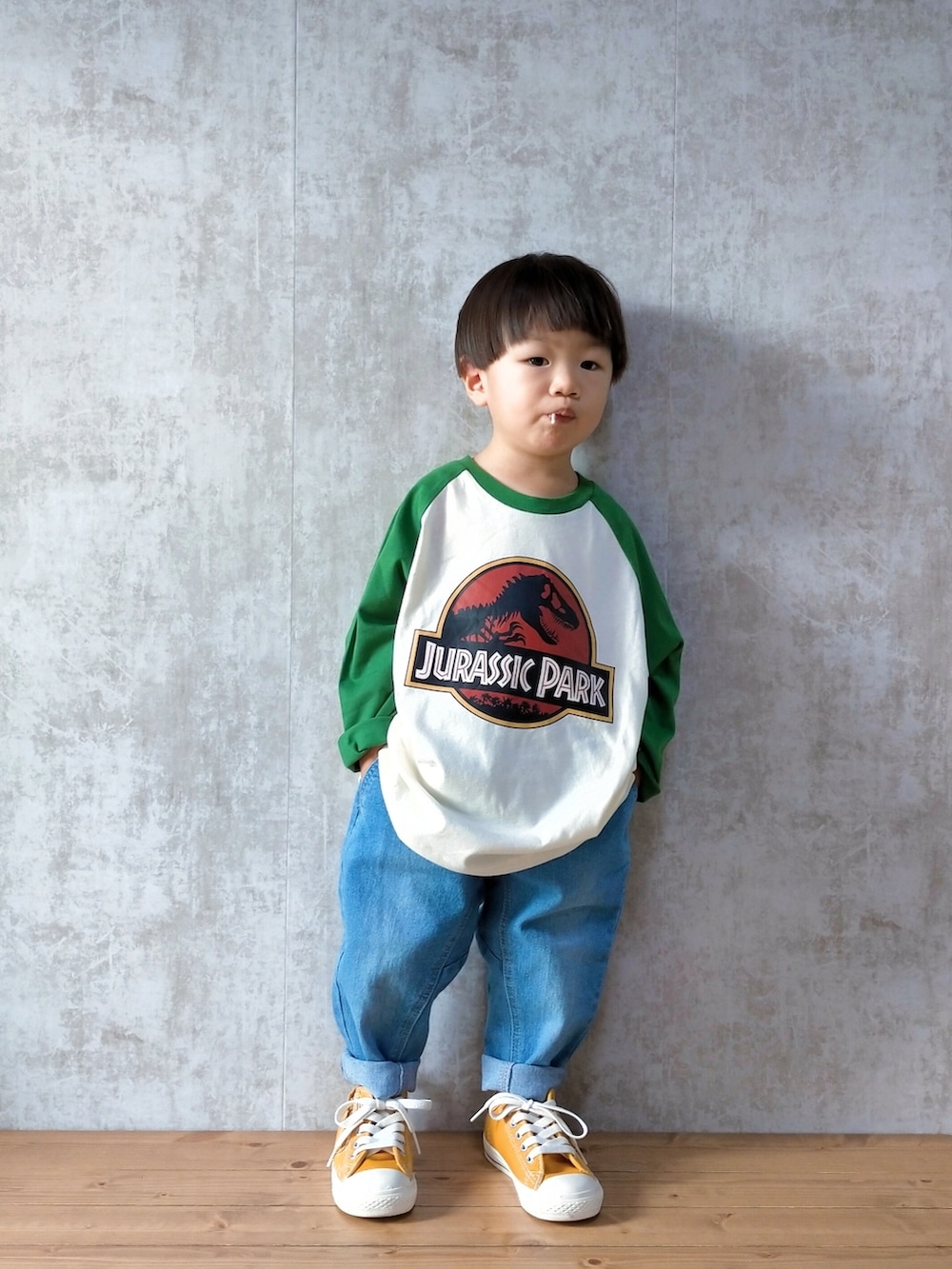 グリーン系のTシャツ/カットソー、ブルー系のデニムパンツ、イエロー系のスニーカーを着用したキッズの夏コーディネートの4枚目の写真