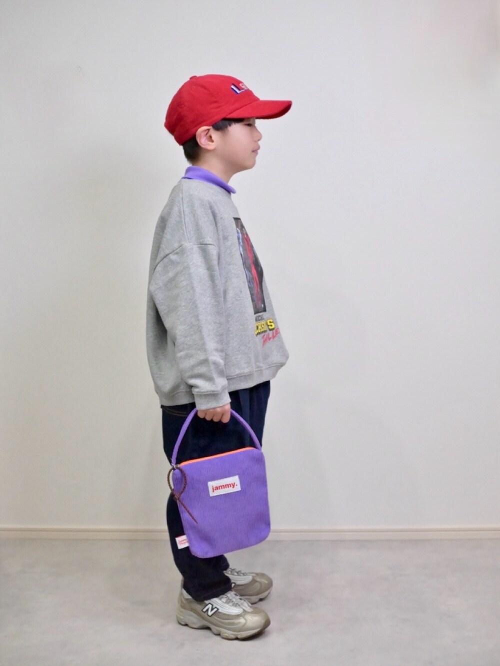 ベージュ系のスニーカー、グレー系のスウェット、パープル系のTシャツ/カットソーを着用したキッズの冬コーディネートの2枚目の写真