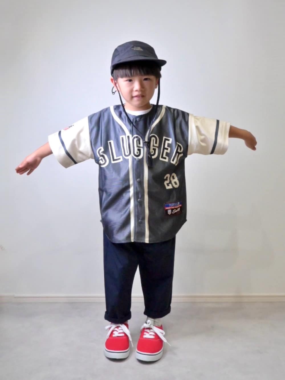 グレー系のシャツ/ブラウス、ブルー系のその他パンツ、レッド系のスニーカーを着用したキッズの夏コーディネートの4枚目の写真