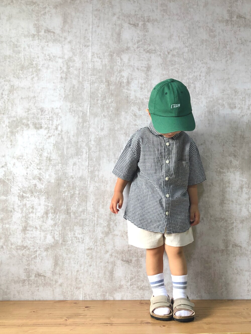 ブラック系のシャツ/ブラウス、ベージュ系のセットアップ、ベージュ系のサンダルを着用したキッズの夏コーディネートの3枚目の写真