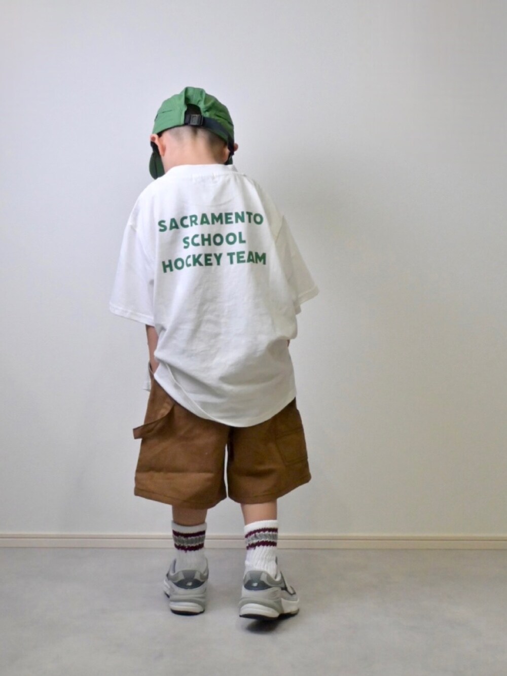 ホワイト系のTシャツ/カットソー、ブラウン系のその他パンツ、グレー系のスニーカーを着用したキッズの夏コーディネートの3枚目の写真