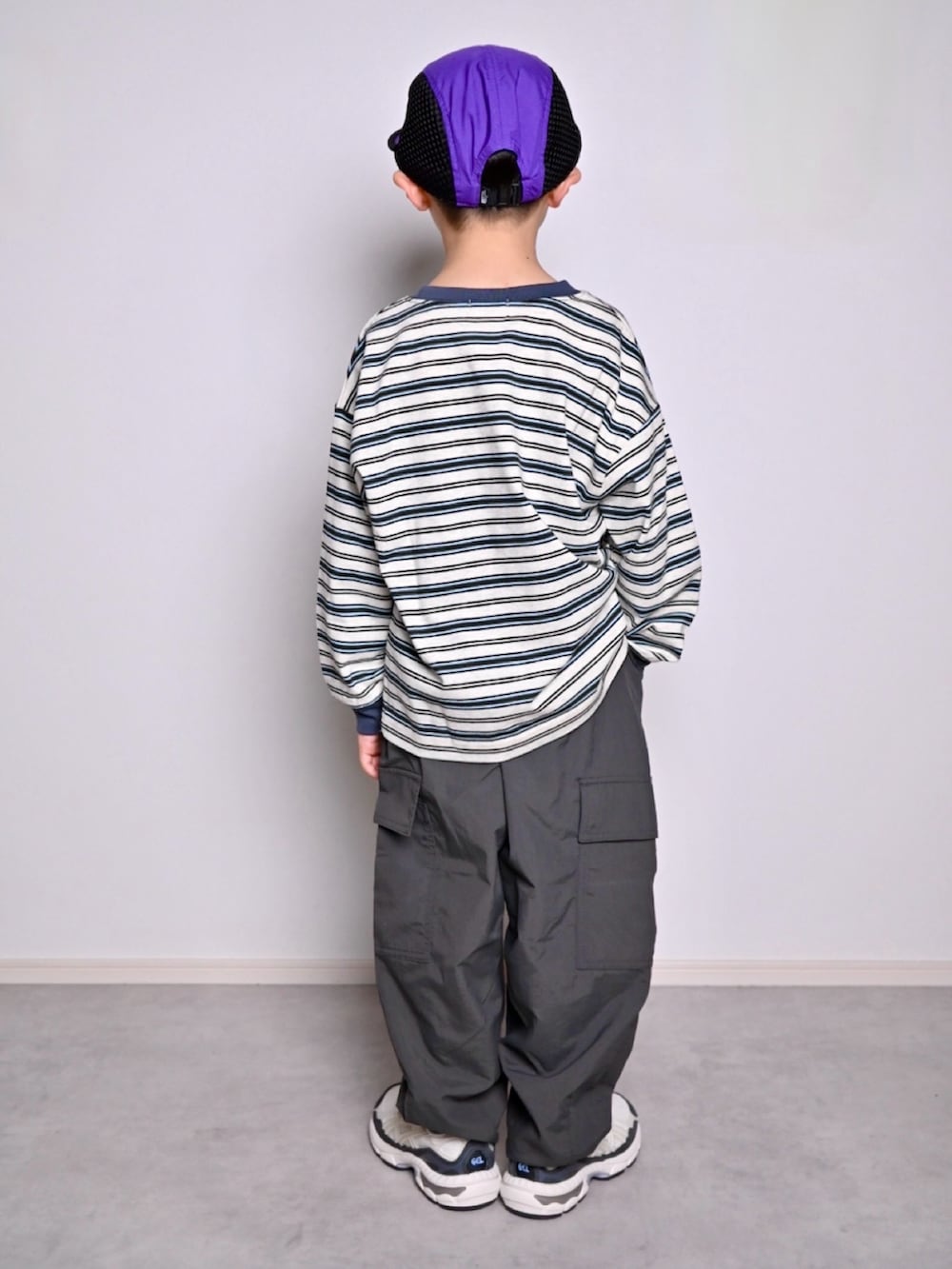 グレー系のTシャツ/カットソー、グレー系のその他パンツ、ブルー系のバックパック/リュックを着用したキッズの春コーディネートの3枚目の写真
