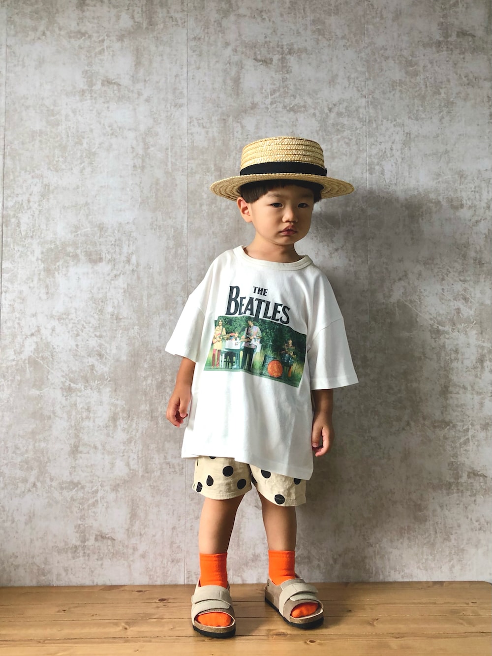 ホワイト系のTシャツ/カットソー、ホワイト系のその他パンツ、ベージュ系のサンダルを着用したキッズの夏コーディネートの2枚目の写真