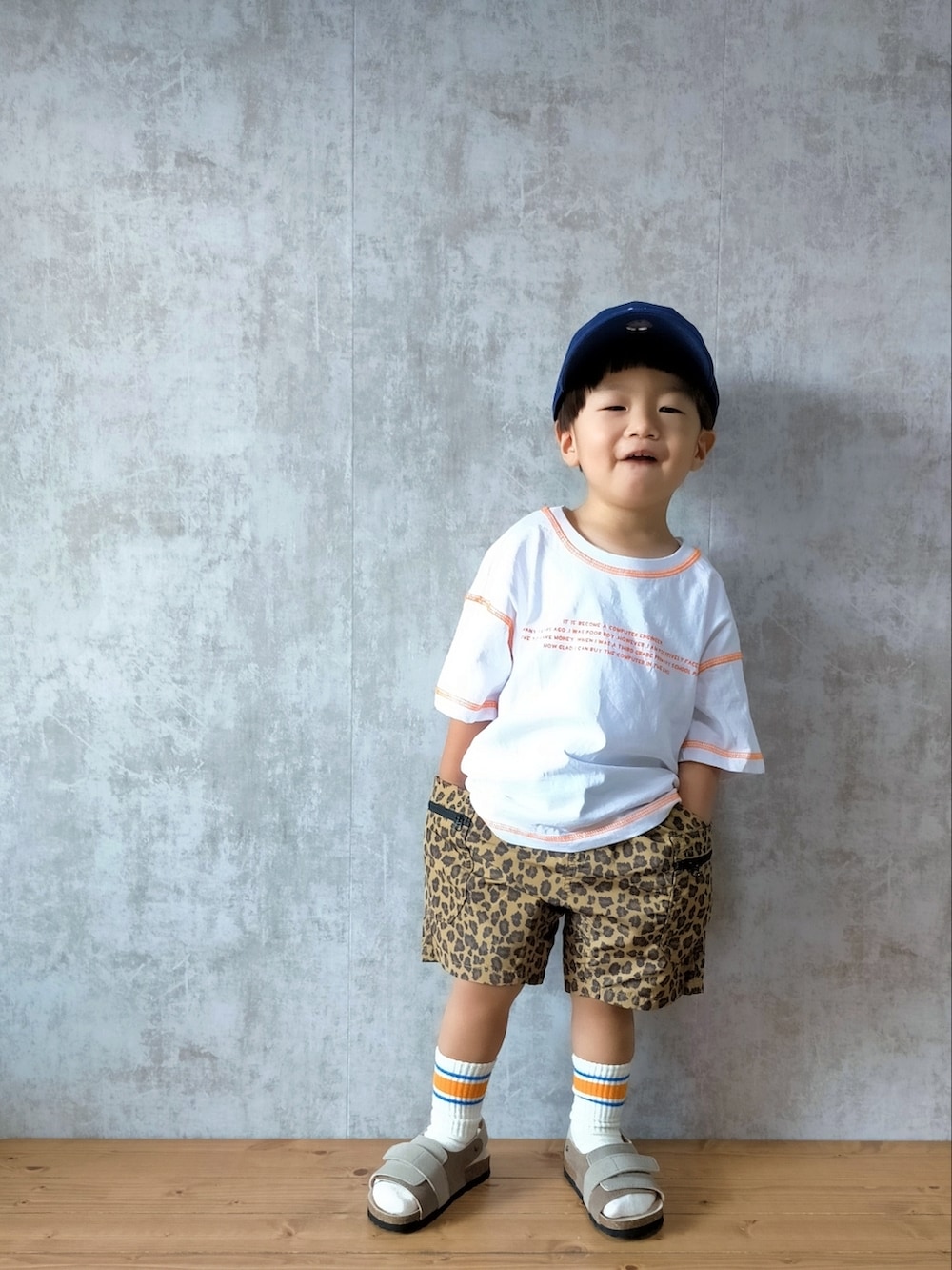 ホワイト系のTシャツ/カットソー、イエロー系のその他パンツ、ベージュ系のサンダルを着用したキッズの夏コーディネートの3枚目の写真