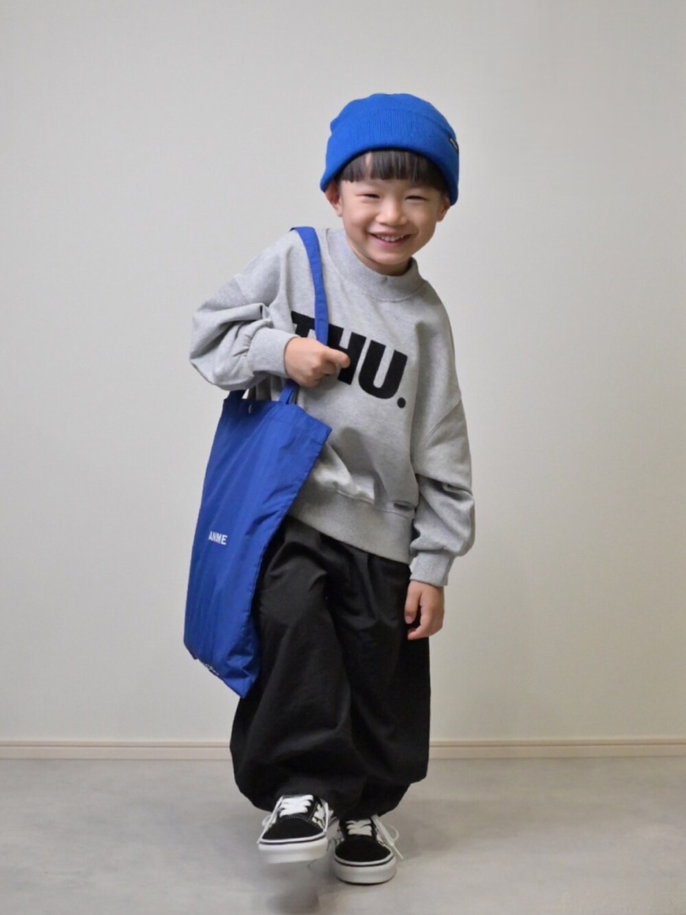 ブラック系のブルゾン、グレー系のスウェット、ブラック系のその他パンツを着用したキッズの秋コーディネートの5枚目の写真