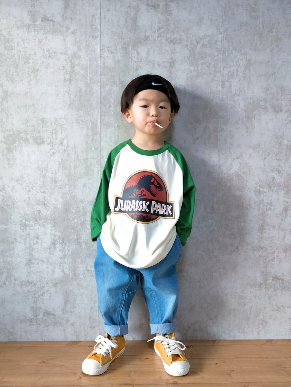 グリーン系のTシャツ/カットソー、ブルー系のデニムパンツ、イエロー系のスニーカーを着用したキッズの夏コーディネートの2枚目の写真