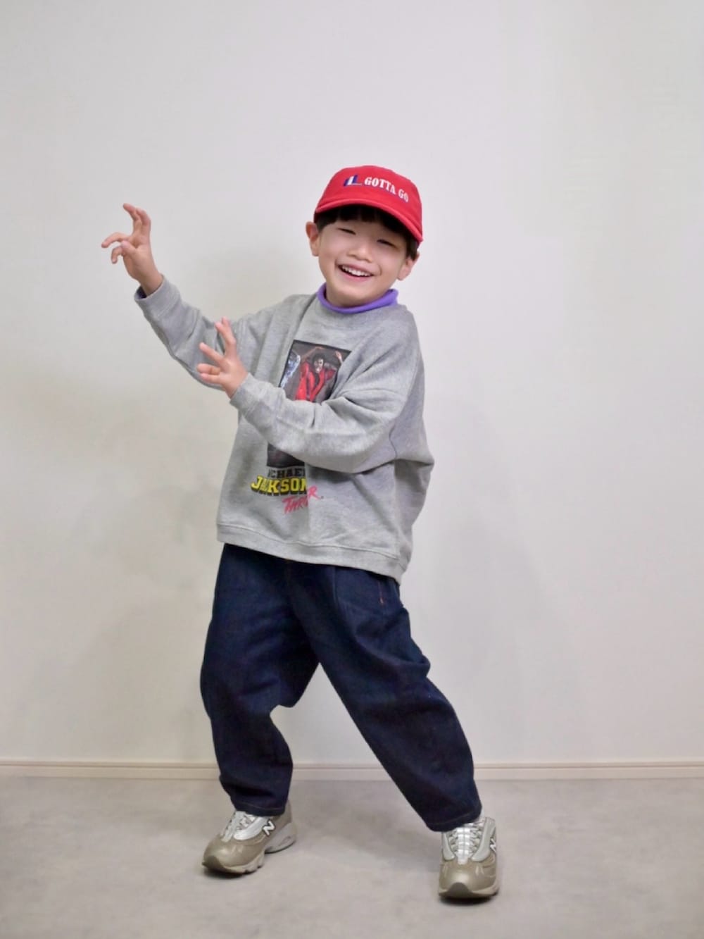 ベージュ系のスニーカー、グレー系のスウェット、パープル系のTシャツ/カットソーを着用したキッズの冬コーディネートの5枚目の写真