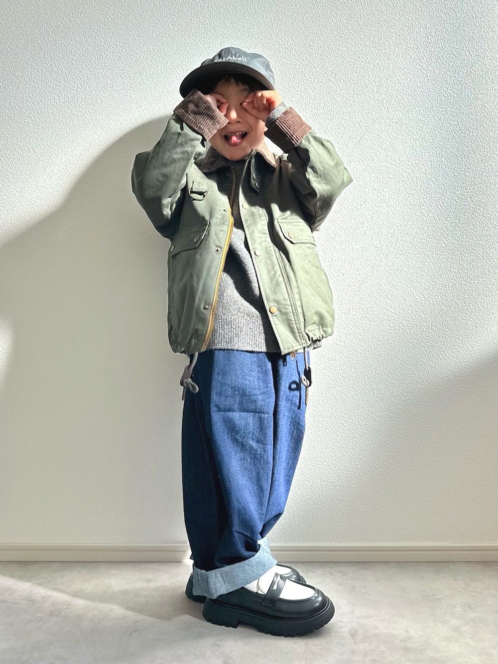 グリーン系のその他アウター、グレー系のニット/セーター、ホワイト系のTシャツ/カットソーを着用したキッズの冬コーディネートの5枚目の写真