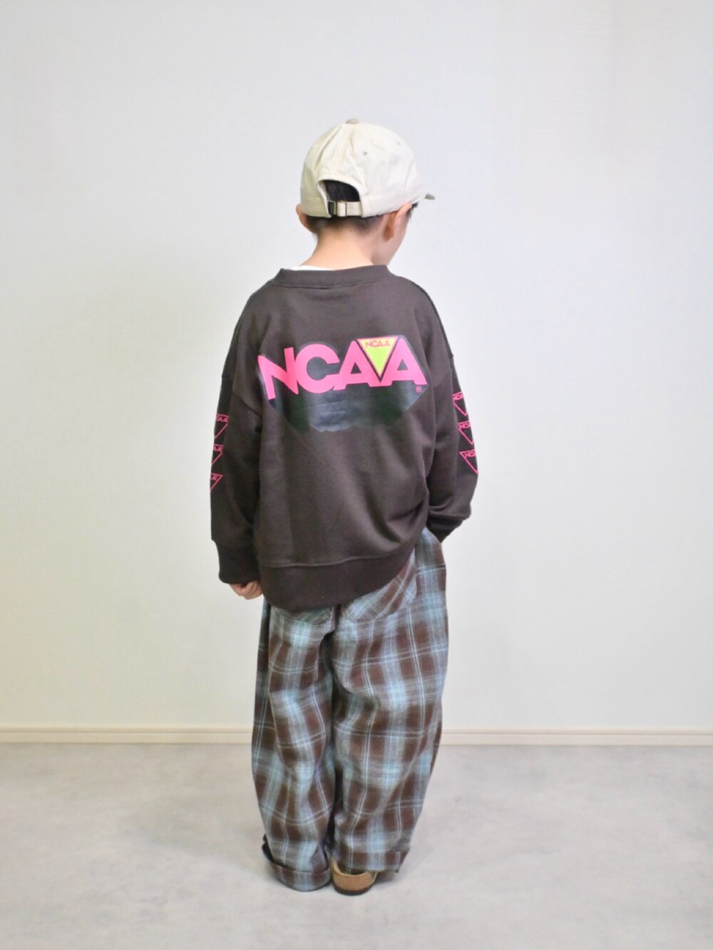 ブラウン系のスウェット、ブラウン系のその他パンツ、ベージュ系のサンダルを着用したキッズの秋コーディネートの2枚目の写真