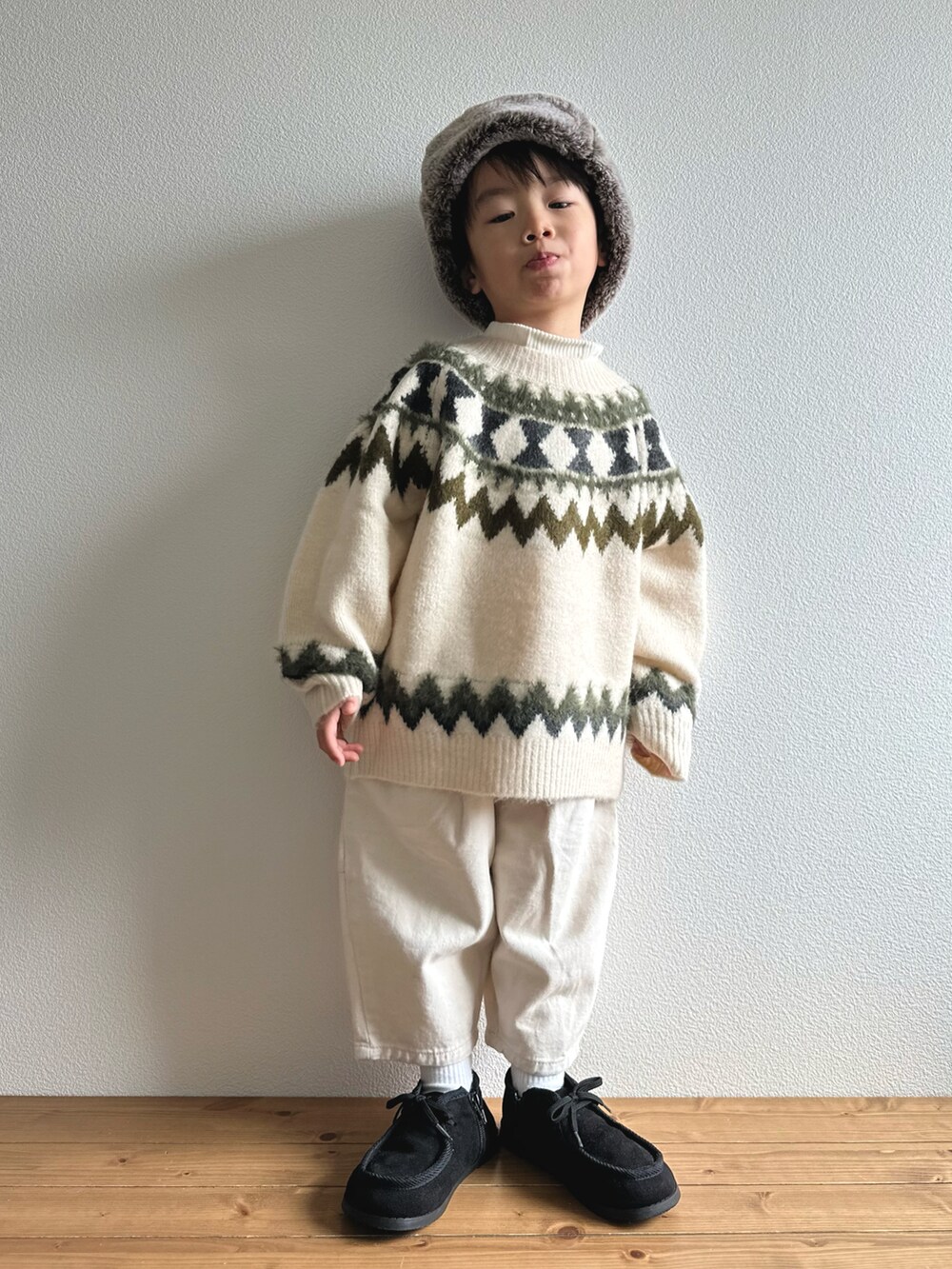 ホワイト系のカーディガン/ボレロ、ホワイト系のTシャツ/カットソー、ホワイト系のパンツを着用したキッズの冬コーディネートの3枚目の写真