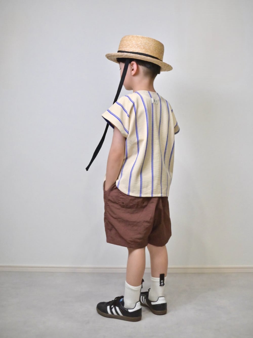 ブルー系のシャツ/ブラウス、ブラウン系のその他パンツ、ブラック系のスニーカーを着用したキッズの夏コーディネートの2枚目の写真