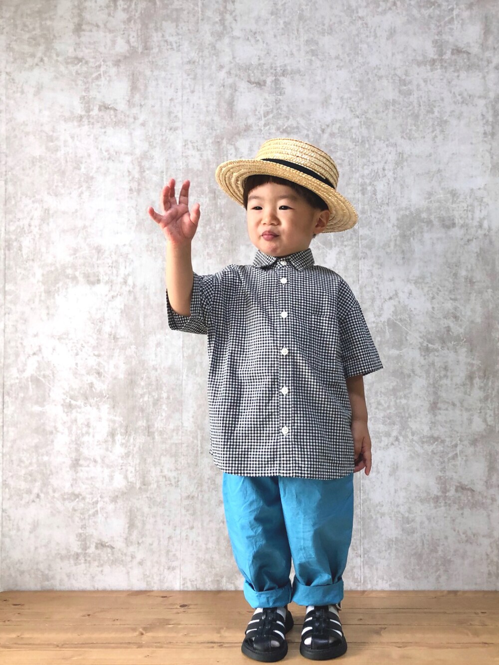 ブラック系のシャツ/ブラウス、ブルー系のその他パンツ、ブラック系のサンダルを着用したキッズの夏コーディネートの3枚目の写真