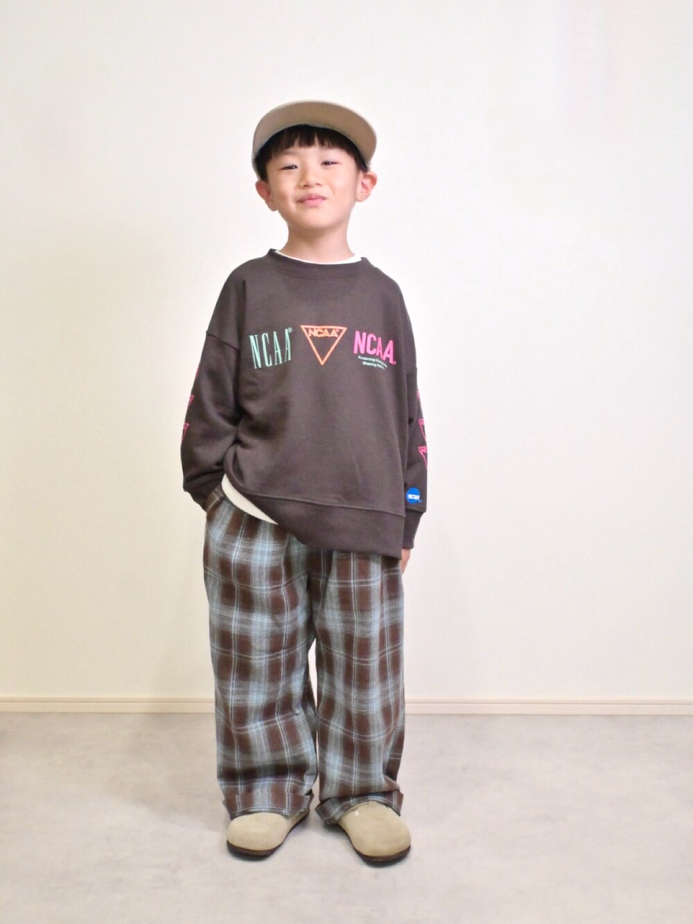 ブラウン系のスウェット、ブラウン系のその他パンツ、ベージュ系のサンダルを着用したキッズの秋コーディネートの3枚目の写真