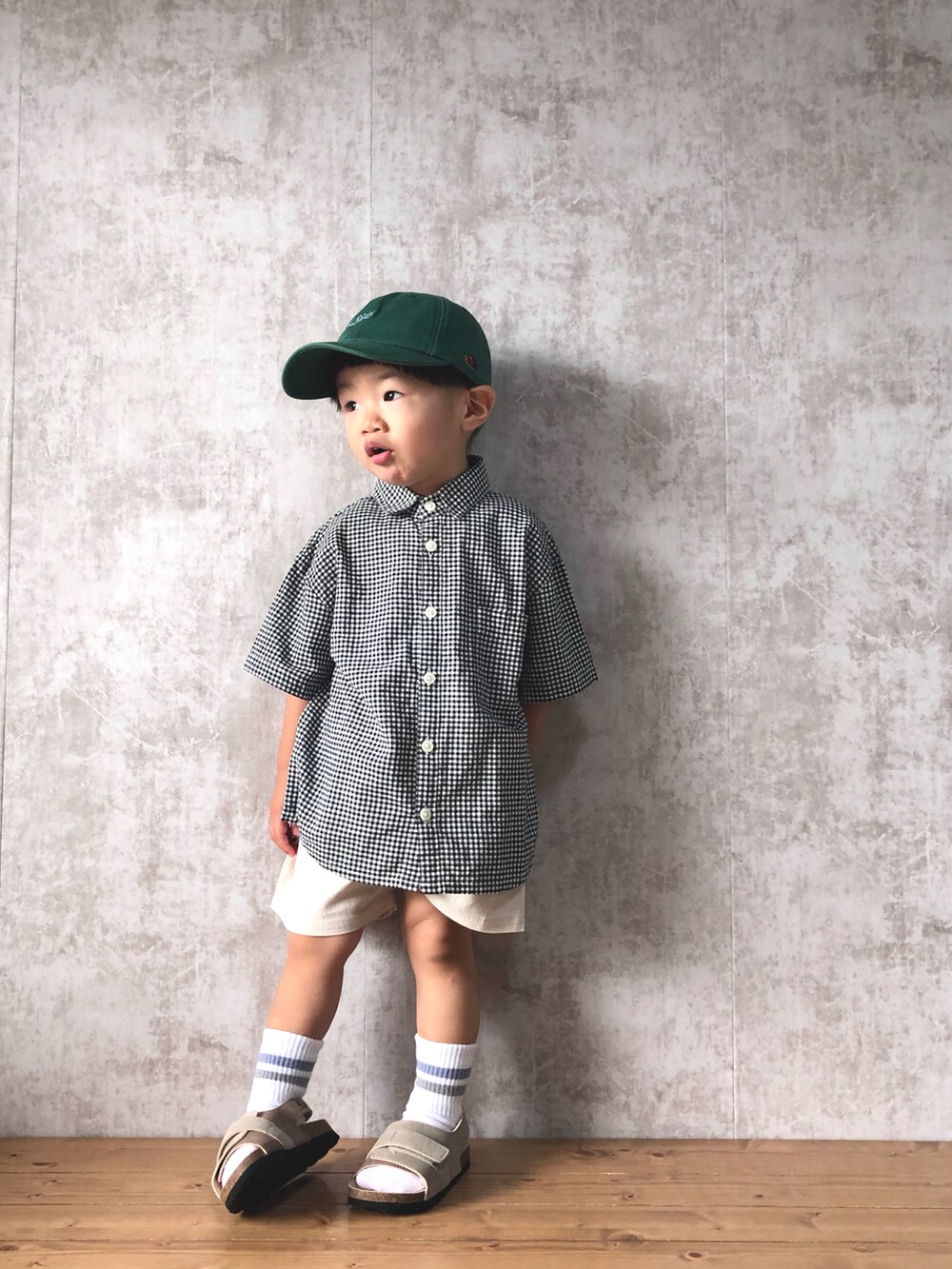 ブラック系のシャツ/ブラウス、ベージュ系のセットアップ、ベージュ系のサンダルを着用したキッズの夏コーディネートの2枚目の写真