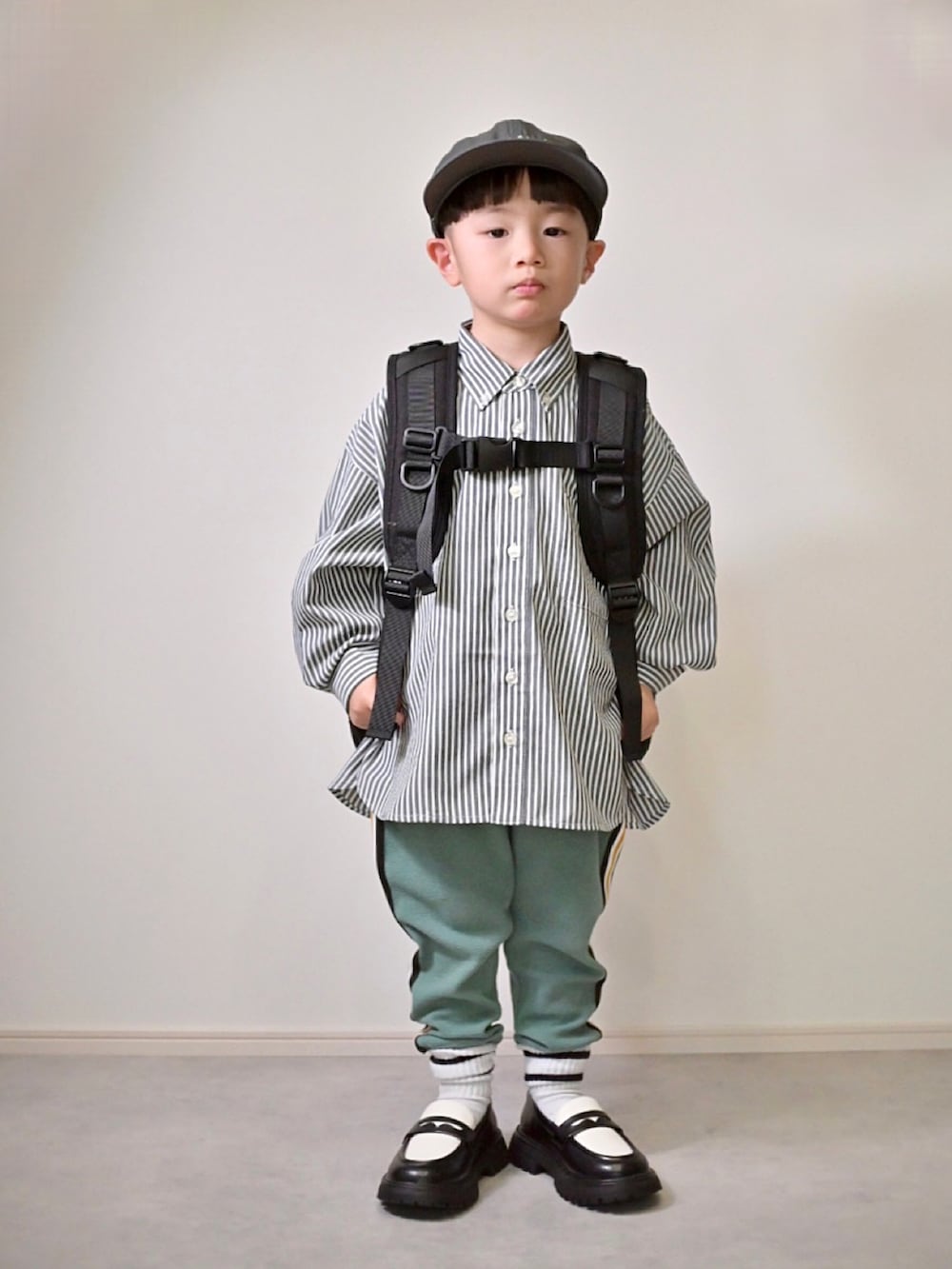 グレー系のブルゾン、グリーン系のその他パンツ、ブラック系のシャツ/ブラウスを着用したキッズの冬コーディネートの2枚目の写真