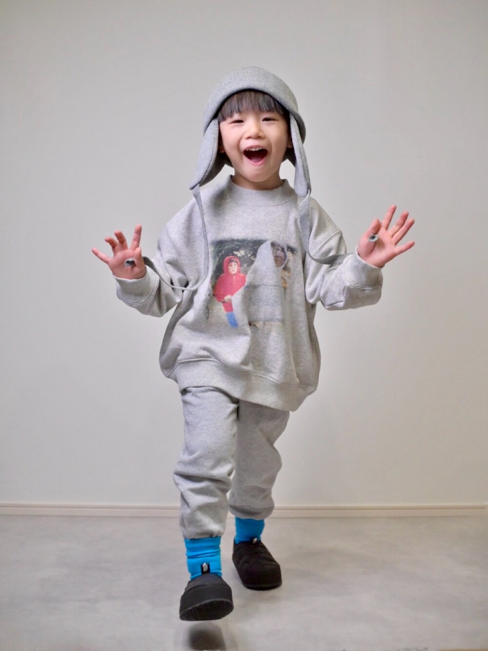 グレー系のスウェット、グレー系のスウェットパンツ、ブラック系のスニーカーを着用したキッズの冬コーディネートの4枚目の写真