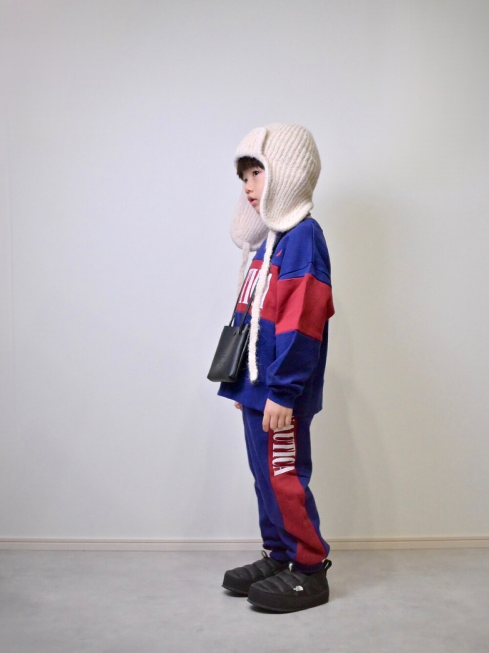 ブルー系のスウェット、ブルー系のスウェットパンツ、ブラック系のスニーカーを着用したキッズの秋コーディネートの3枚目の写真