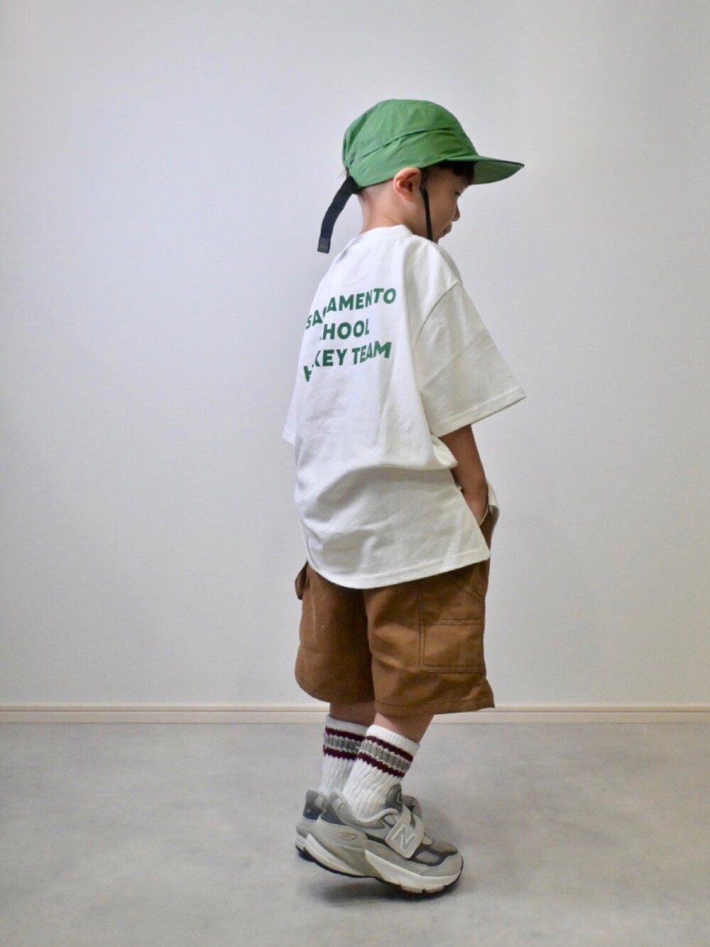 ホワイト系のTシャツ/カットソー、ブラウン系のその他パンツ、グレー系のスニーカーを着用したキッズの夏コーディネートの2枚目の写真