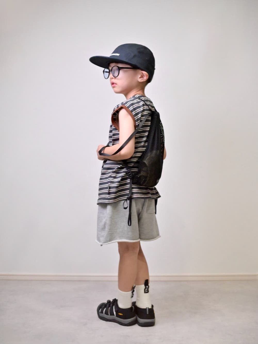 ブラック系のTシャツ/カットソー、グレー系のセットアップ、ブラック系のサンダルを着用したキッズの夏コーディネートの2枚目の写真