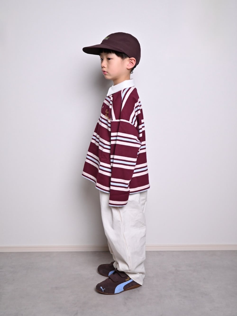 レッド系のTシャツ/カットソー、ホワイト系のその他パンツ、ブラウン系のスニーカーを着用したキッズの春コーディネートの4枚目の写真