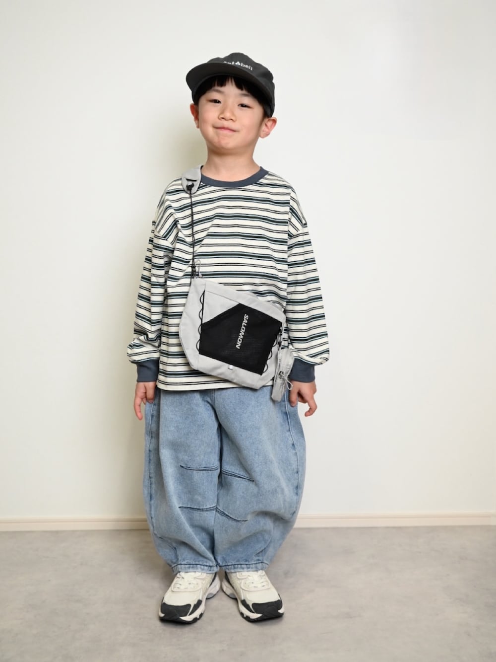 グレー系のTシャツ/カットソー、ブルー系のデニムパンツ、ブラック系のショルダーバッグを着用したキッズの冬コーディネートの5枚目の写真