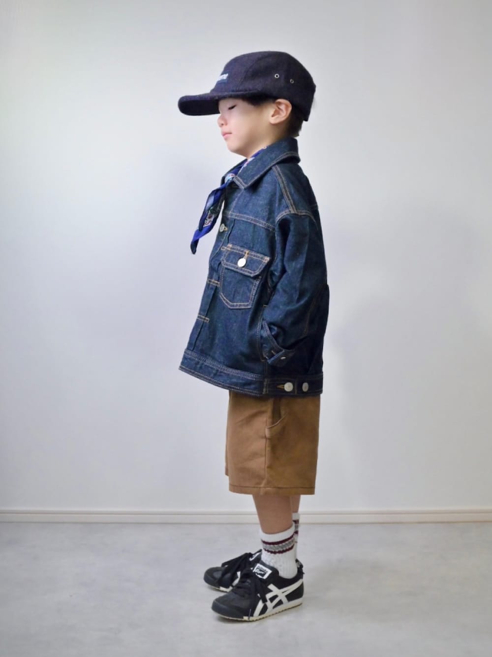 ブルー系のデニムジャケット、ブラウン系のその他パンツ、ブラック系のスニーカーを着用したキッズの秋コーディネートの2枚目の写真