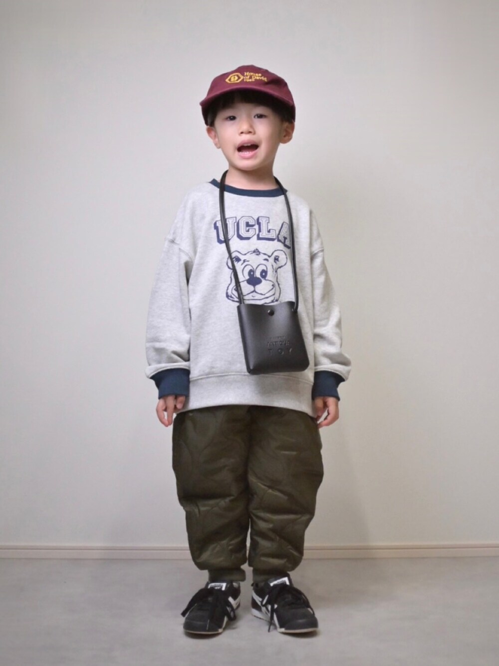 ブルー系のスウェット、グリーン系のその他パンツ、ブラック系のショルダーバッグを着用したキッズの秋コーディネートの4枚目の写真