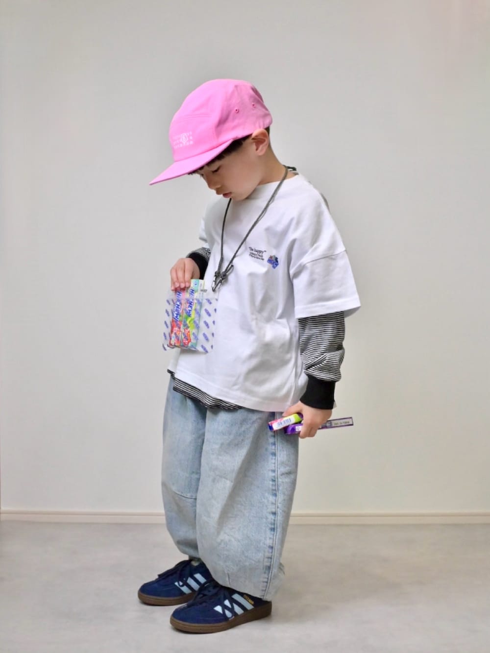 ホワイト系のTシャツ/カットソー、ブルー系のデニムパンツ、ブラック系のTシャツ/カットソーを着用したキッズの春コーディネートの2枚目の写真