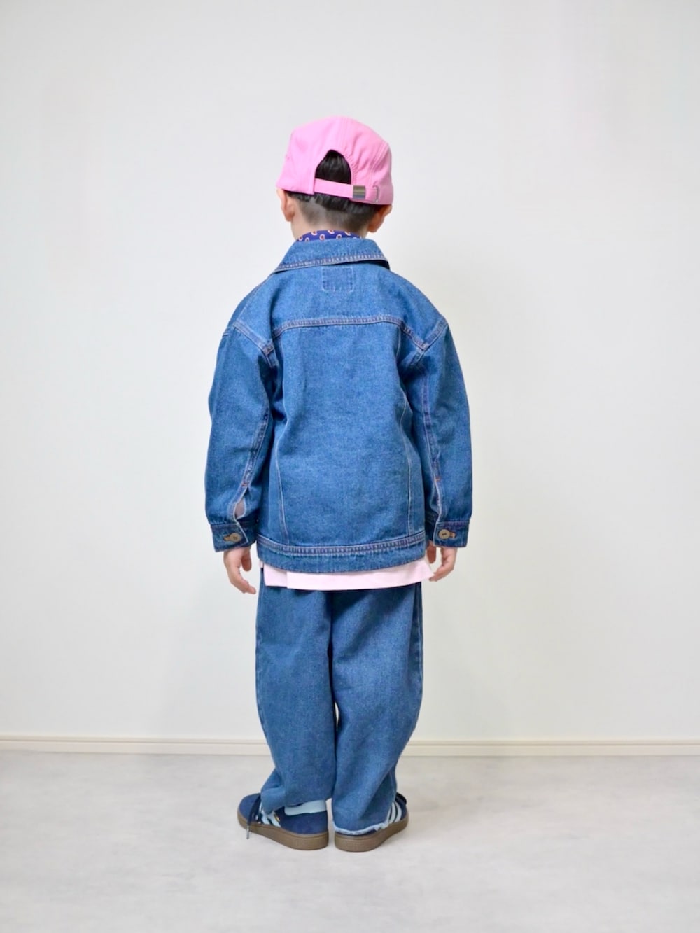 ブルー系のデニムジャケット、ブルー系のデニムパンツ、ピンク系のTシャツ/カットソーを着用したキッズの春コーディネートの3枚目の写真