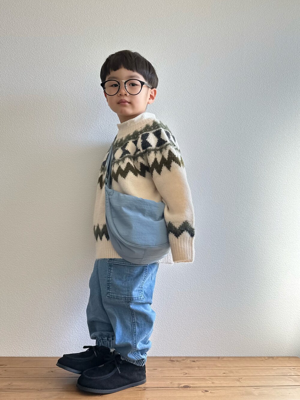 ホワイト系のカーディガン/ボレロ、ブルー系のカーゴパンツ、ホワイト系のTシャツ/カットソーを着用したキッズの冬コーディネートの5枚目の写真