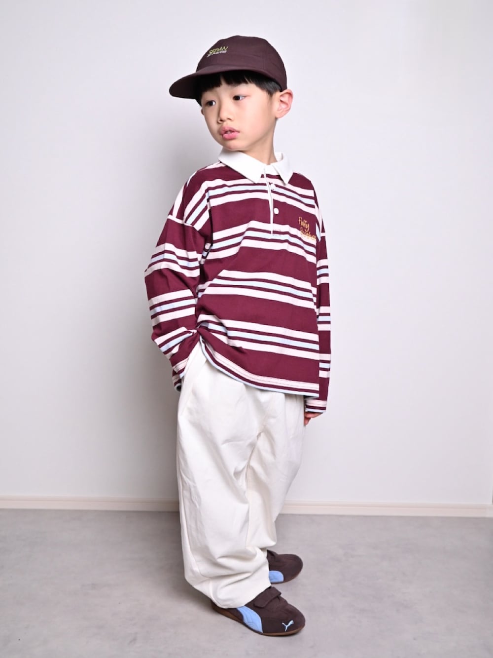 レッド系のTシャツ/カットソー、ホワイト系のその他パンツ、ブラウン系のスニーカーを着用したキッズの春コーディネートの3枚目の写真