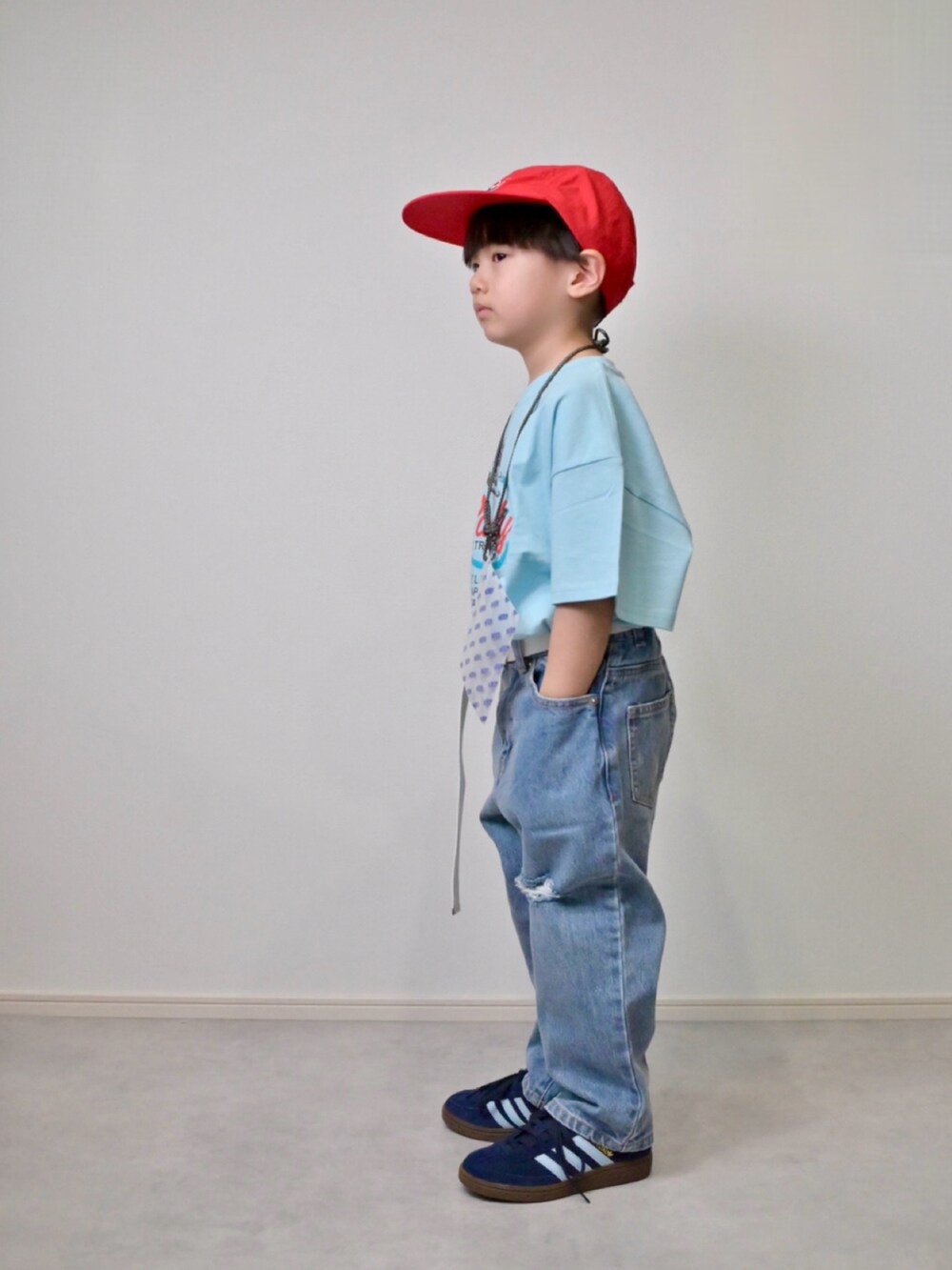 ブルー系のTシャツ/カットソー、ブルー系のデニムパンツ、ブルー系のスニーカーを着用したキッズの春コーディネートの2枚目の写真