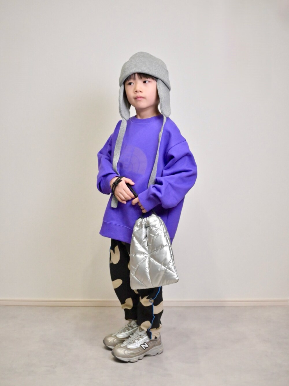 パープル系のスウェット、ブラック系のその他パンツ、シルバー系のショルダーバッグを着用したキッズの秋コーディネートの3枚目の写真