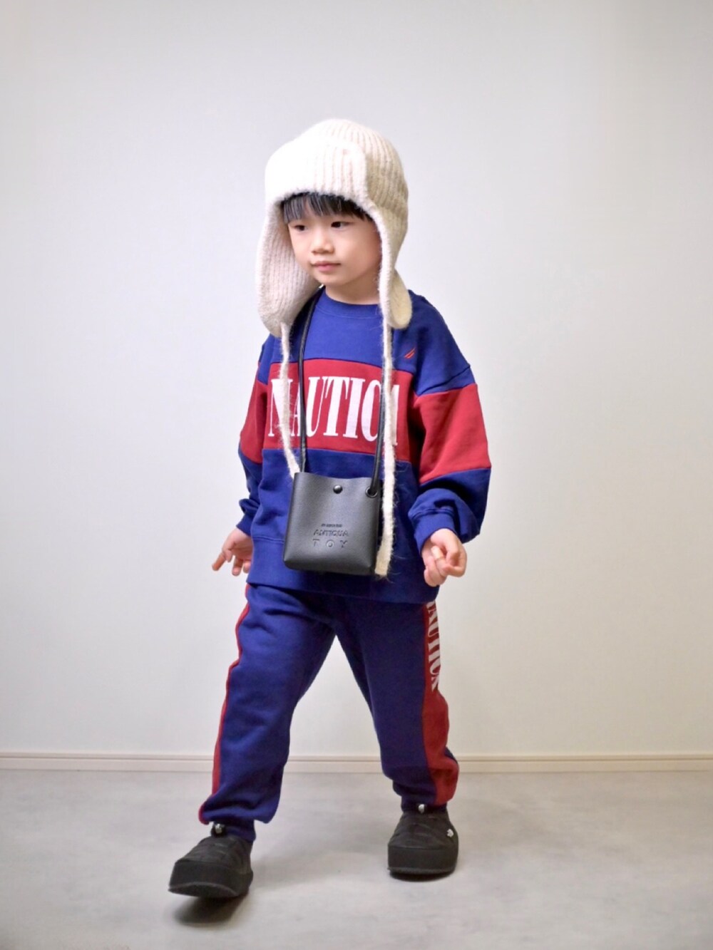 ブルー系のスウェット、ブルー系のスウェットパンツ、ブラック系のスニーカーを着用したキッズの秋コーディネートの4枚目の写真