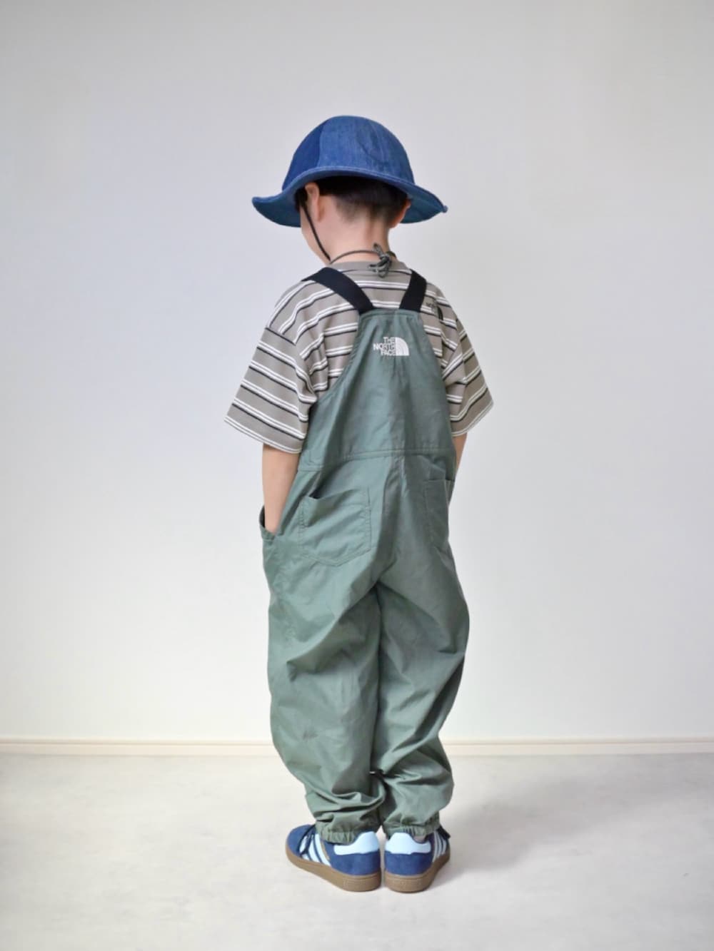 その他のTシャツ/カットソー、ブルー系のスニーカー、グリーン系のその他ベビー用品を着用したキッズの春コーディネートの4枚目の写真