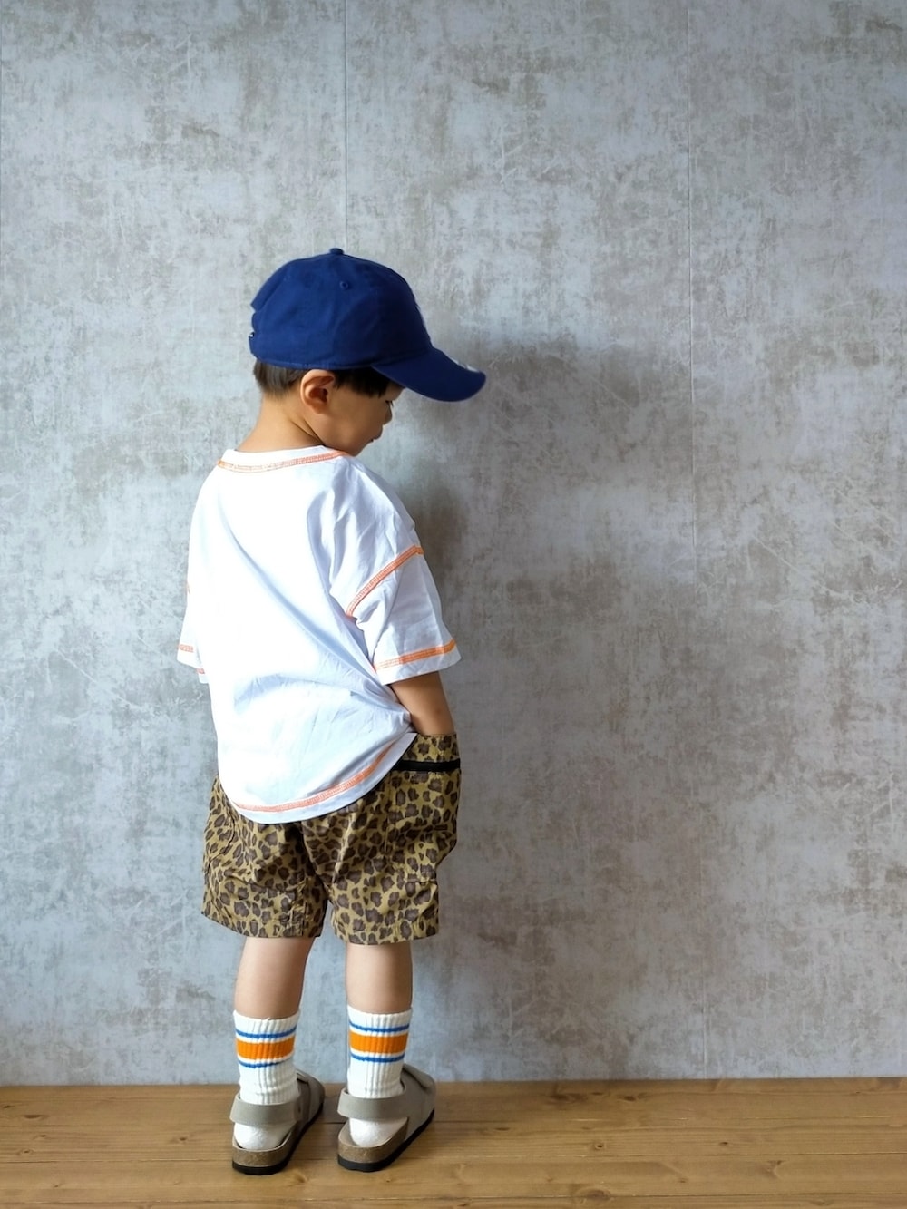 ホワイト系のTシャツ/カットソー、イエロー系のその他パンツ、ベージュ系のサンダルを着用したキッズの夏コーディネートの2枚目の写真