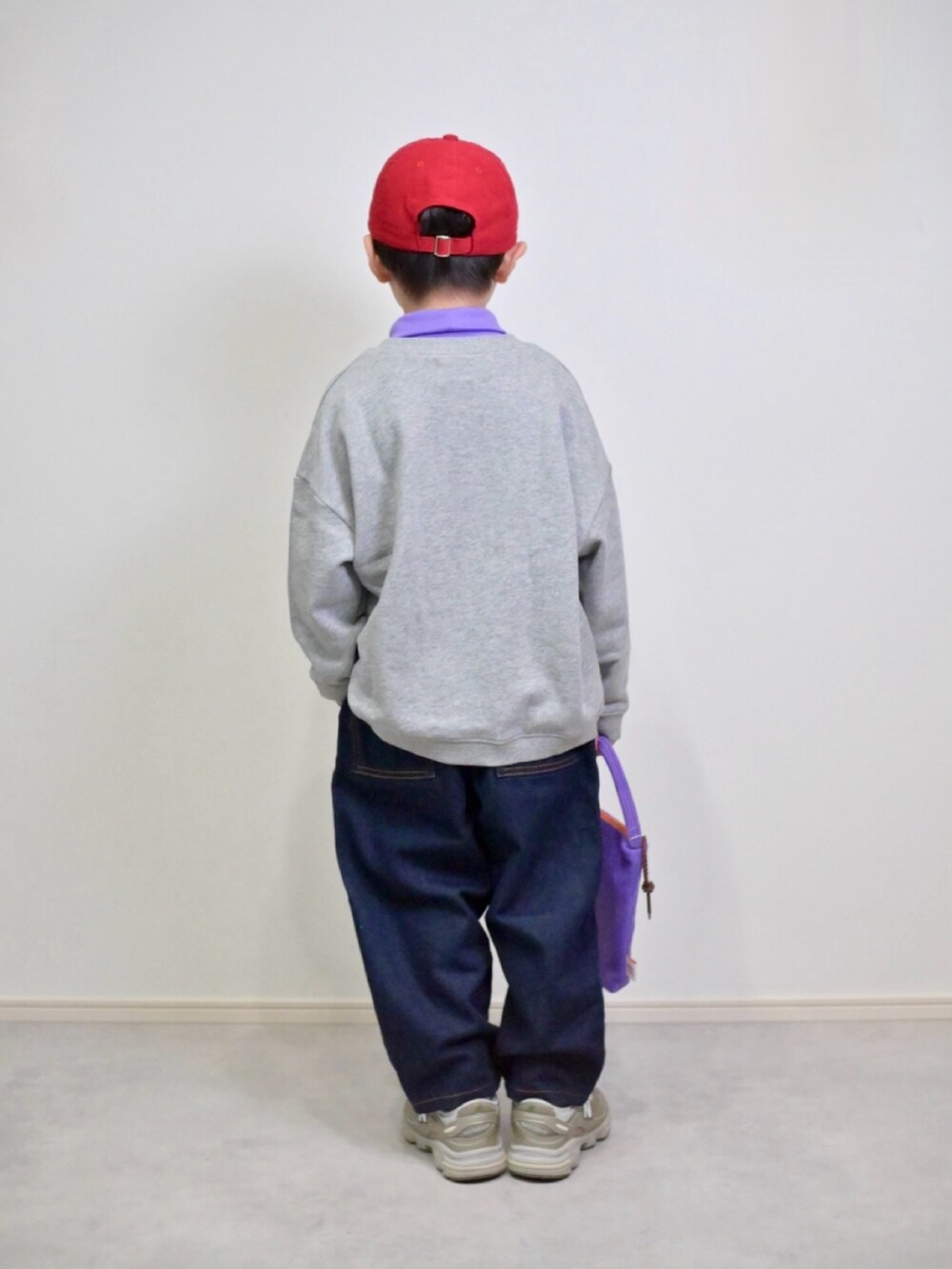 ベージュ系のスニーカー、グレー系のスウェット、パープル系のTシャツ/カットソーを着用したキッズの冬コーディネートの3枚目の写真