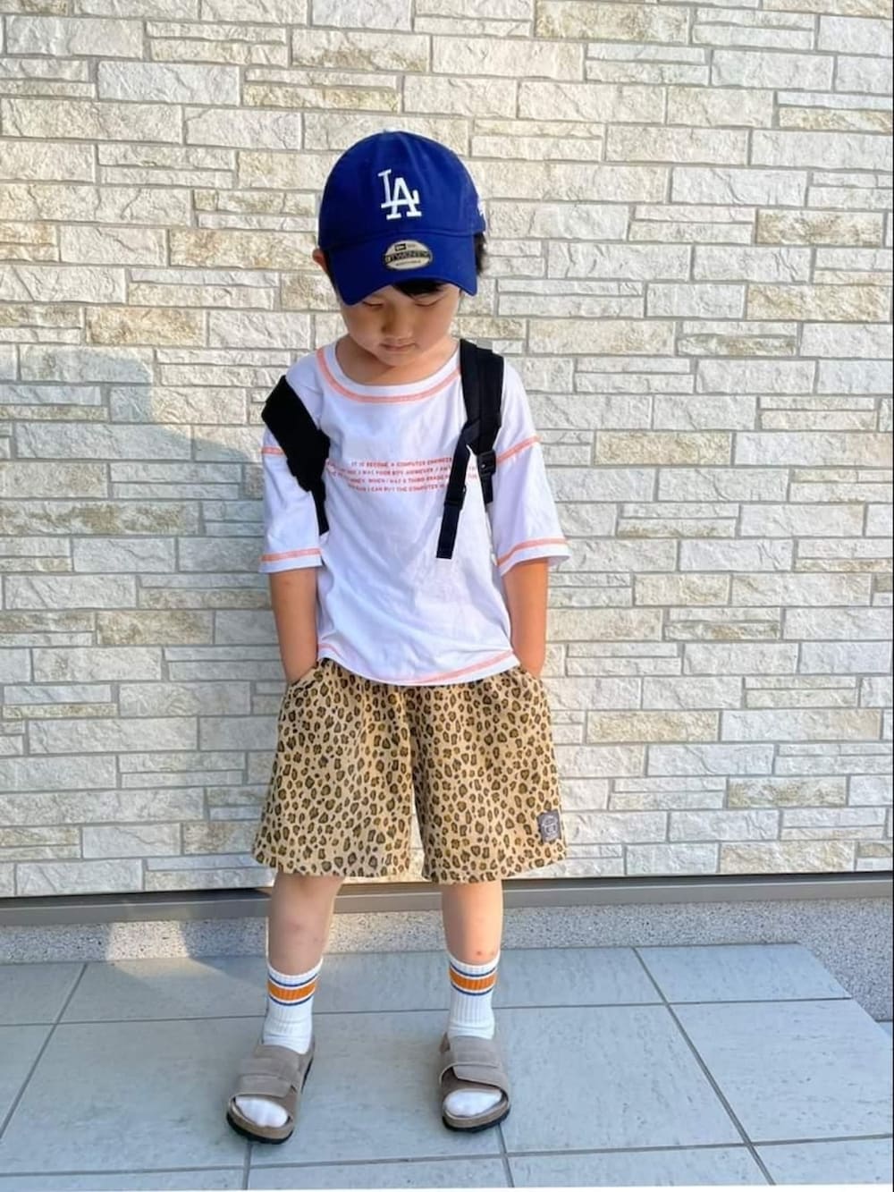 ホワイト系のTシャツ/カットソー、イエロー系のその他パンツ、ベージュ系のサンダルを着用したキッズの夏コーディネートの4枚目の写真