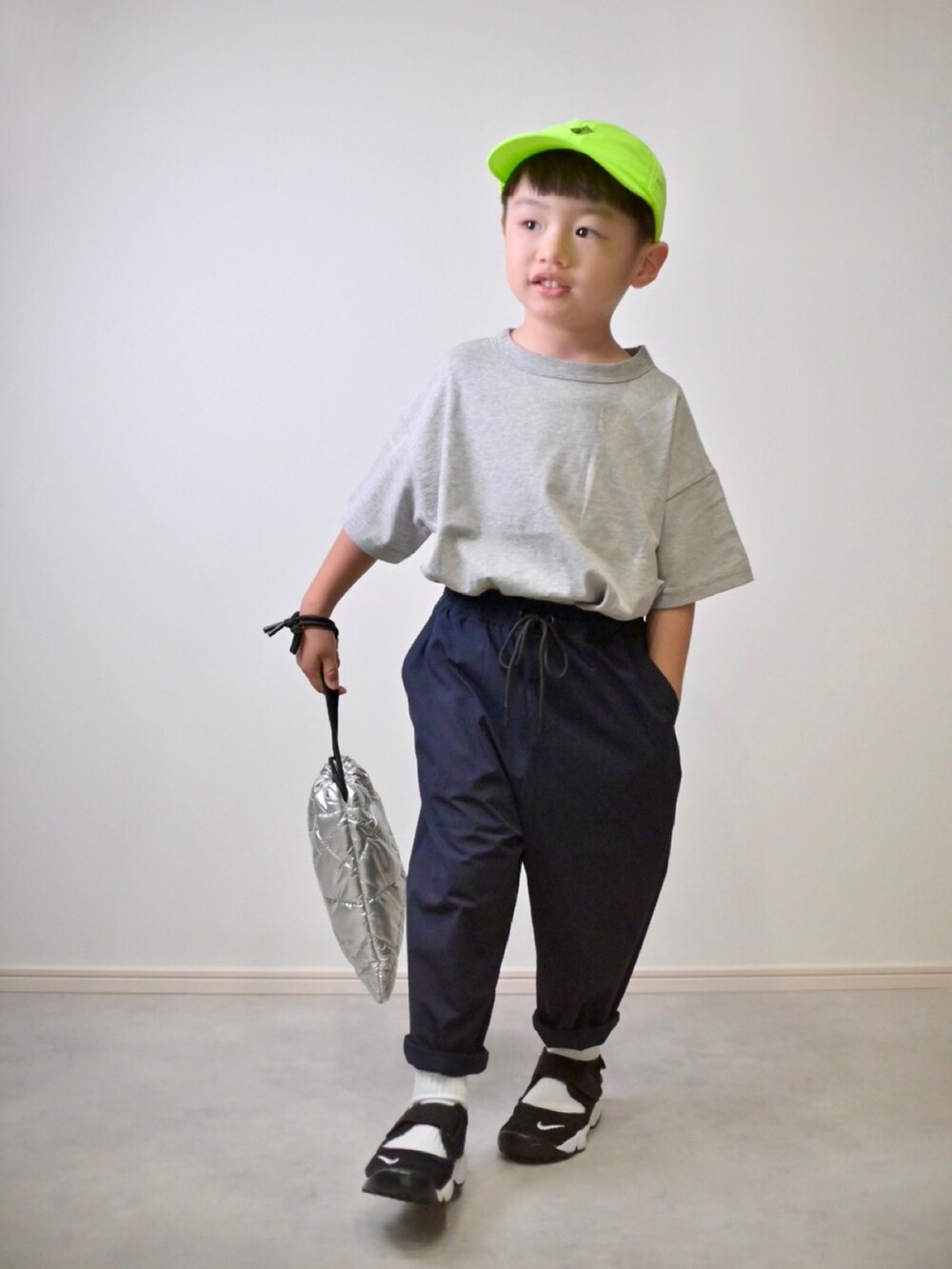 グレー系のTシャツ/カットソー、ブルー系のその他パンツ、ブラック系のスニーカーを着用したキッズの夏コーディネートの4枚目の写真