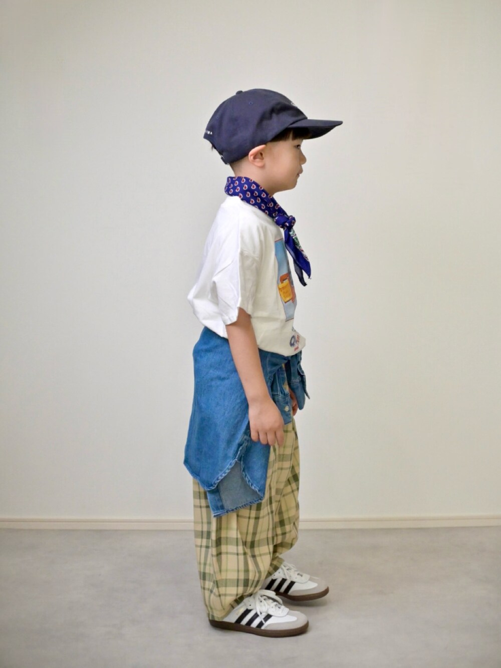 ホワイト系のTシャツ/カットソー、グリーン系のその他パンツ、ブルー系のシャツ/ブラウスを着用したキッズの春コーディネートの2枚目の写真