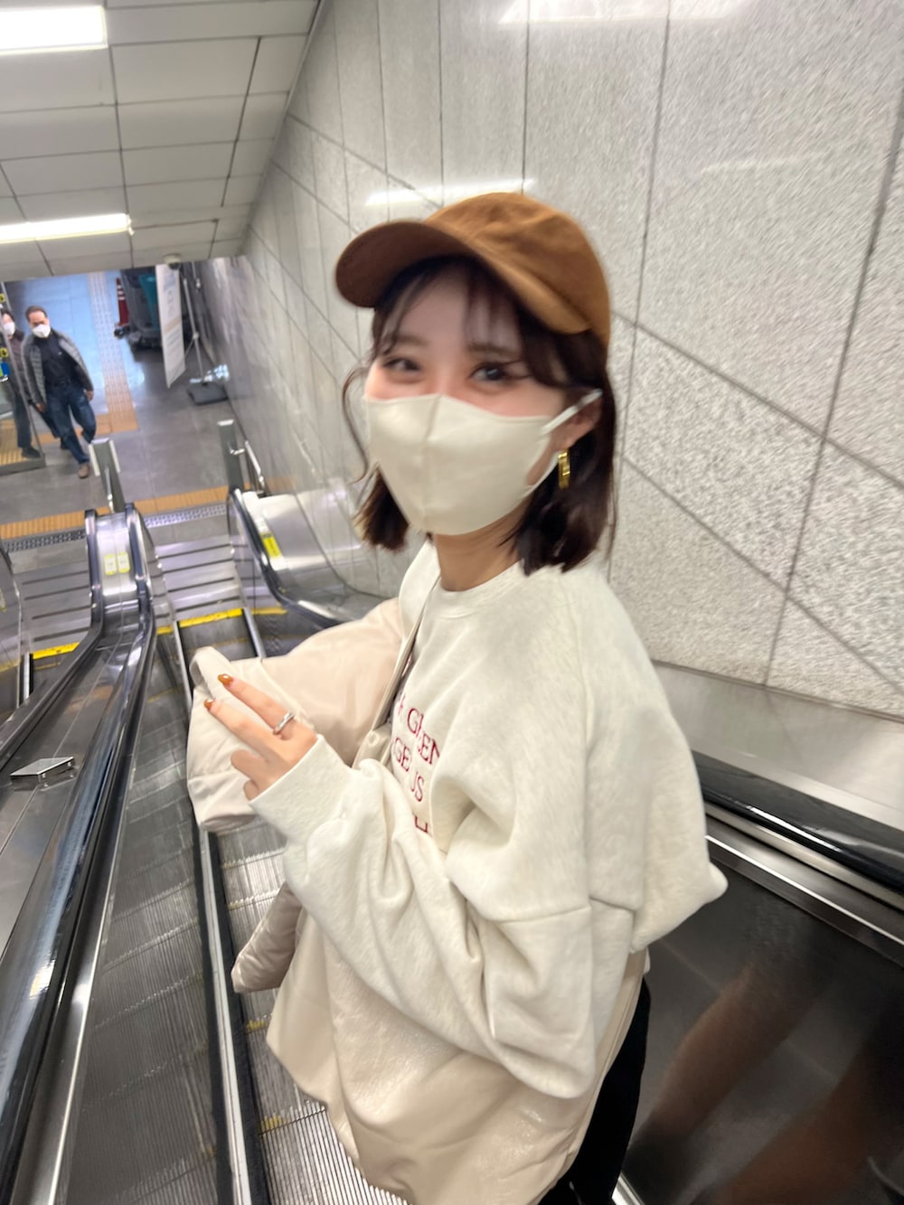 ブラウン系のキャップを着用したレディースの冬コーディネートの5枚目の写真