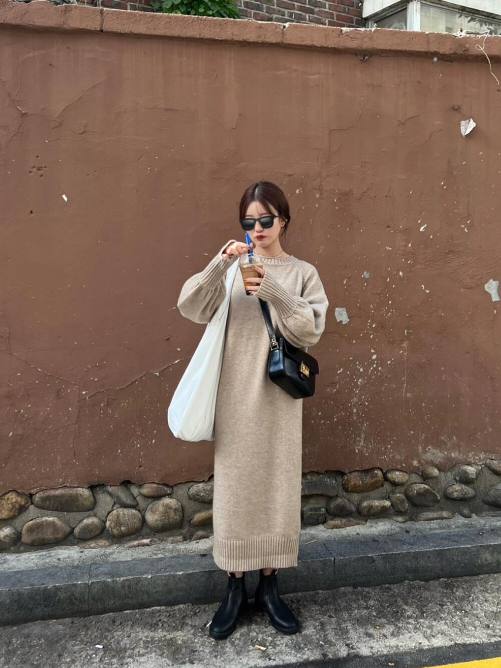 ベージュ系のワンピース、ホワイト系のトートバッグ、ブラック系のバッグを着用したレディースの秋コーディネートの5枚目の写真