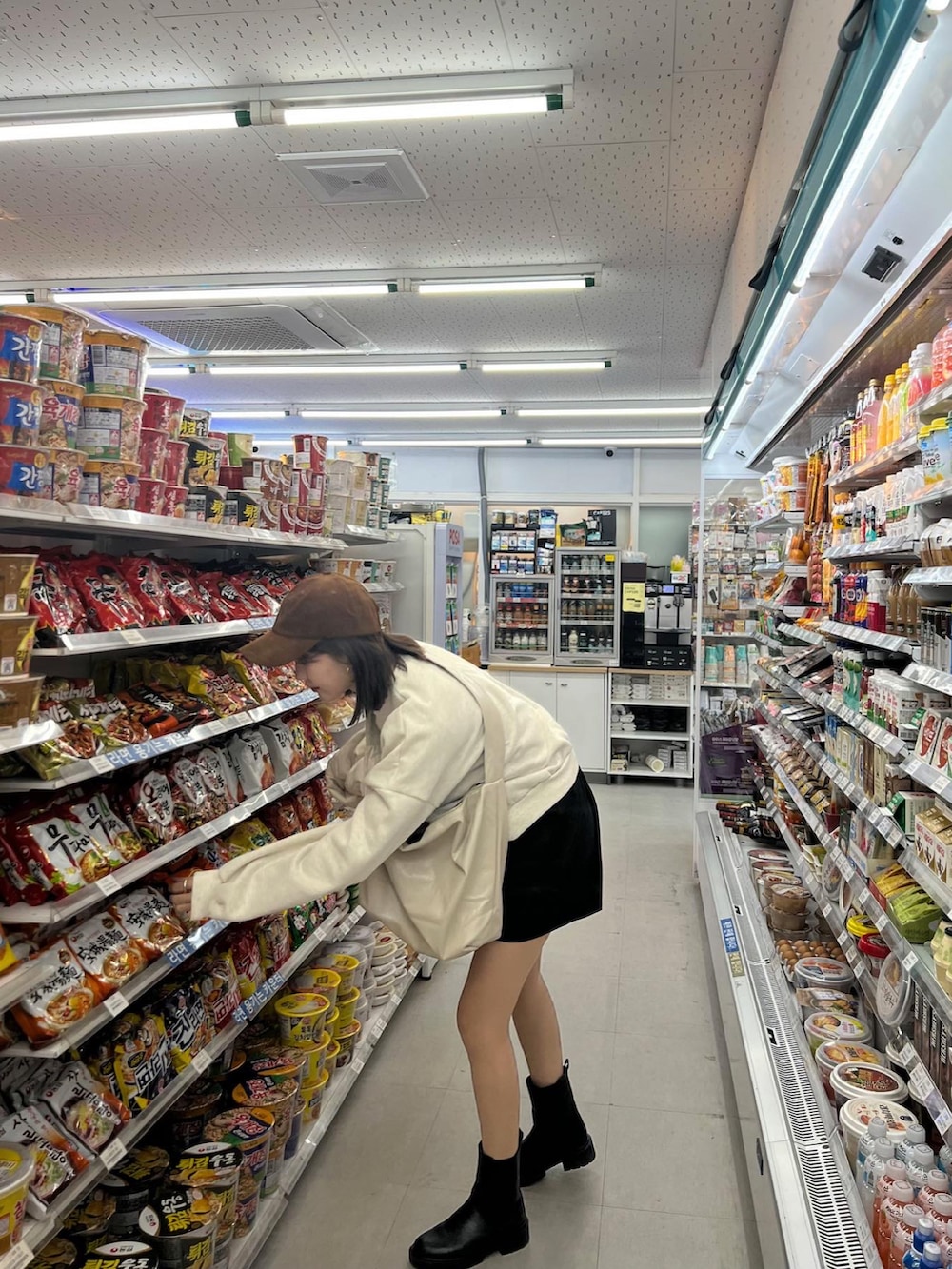 ブラウン系のキャップを着用したレディースの冬コーディネートの3枚目の写真