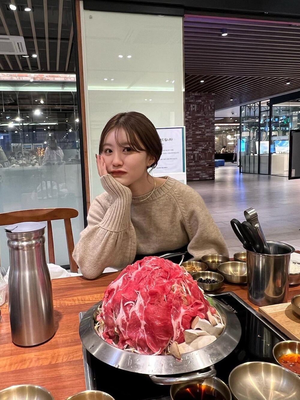 ベージュ系のワンピース、ホワイト系のトートバッグ、ブラック系のバッグを着用したレディースの秋コーディネートの4枚目の写真