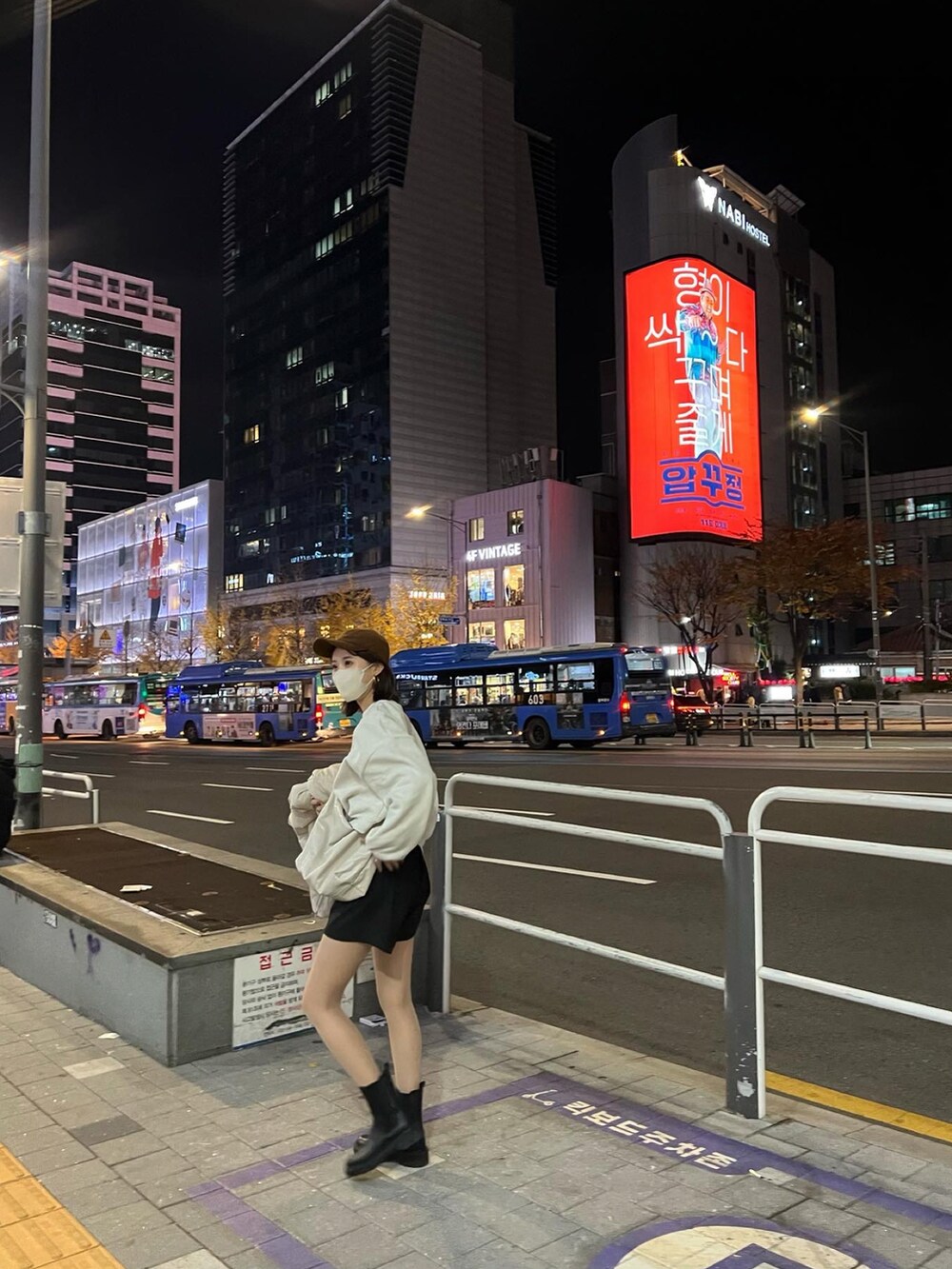 ブラウン系のキャップを着用したレディースの冬コーディネートの2枚目の写真